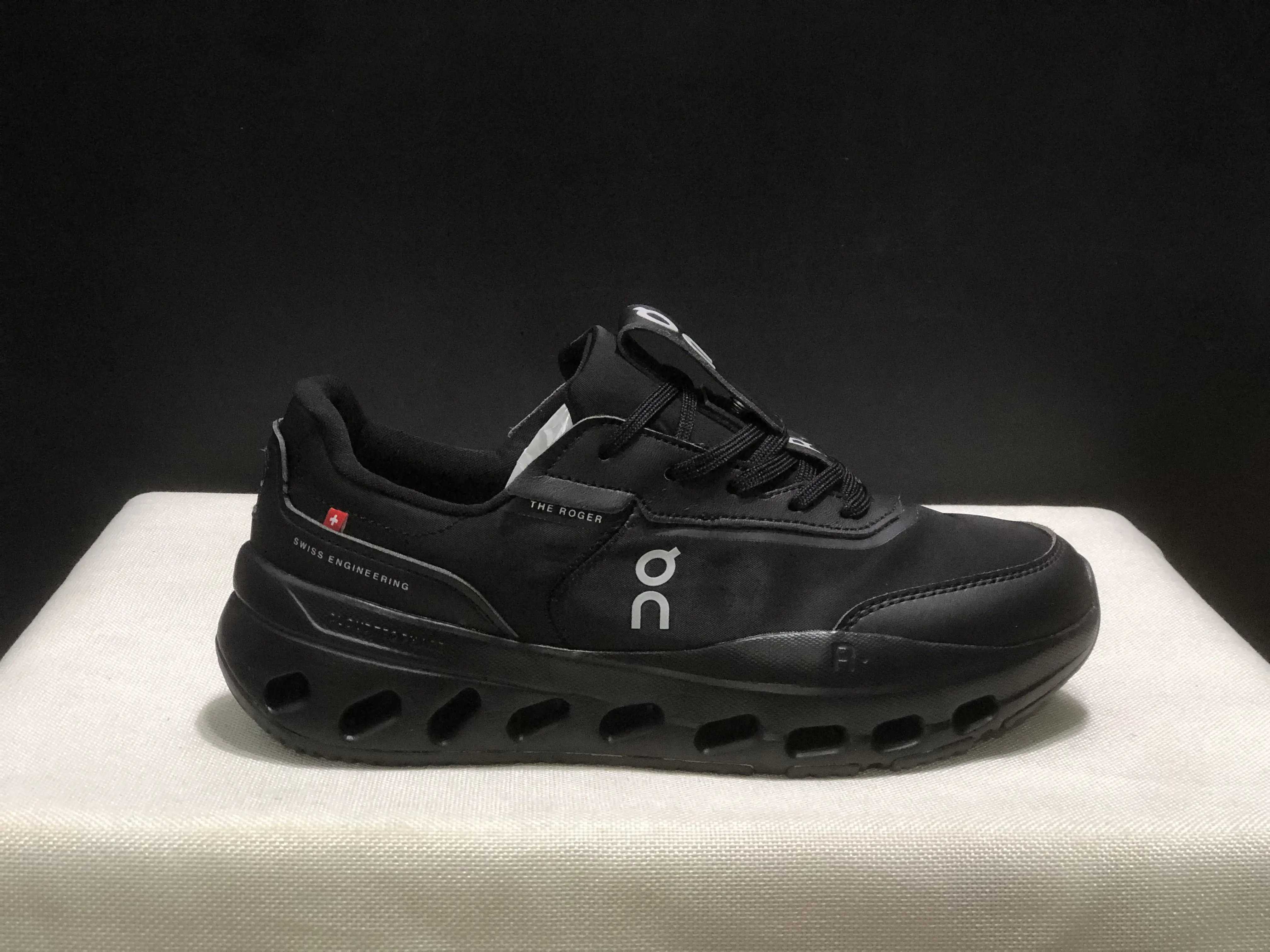 Full black lug traction outsole lace-up athletic trainers scratch-resistant layered toe cap hollow energy return midsole sweat-wicking soft lining for gym sprint cross-fit training sessions
