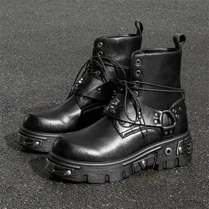 Men’s Black Skull‑Motif Platform Chelsea Boots. Glossy leather‑like material and skull motif create a dark, edgy vibe. Side elastic panels for easy wear, metal hardware and studs emphasize punk style.