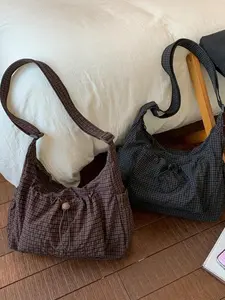 Simple and lightweight plaid pleated one-shoulder underarm bag, casual and versatile one-shoulder crossbody bag, fashionable and trendy one-shoulder commuter bag, suitable for daily matching, commuting and other scenarios, Fashionable Patterned Bag