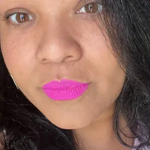 Long lasting, fuchsia lip stay.