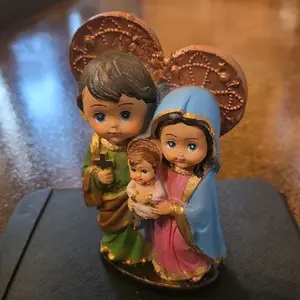 La Sagrada Familia Figurine - Detailed Religious Sculpture with Angelic Halo and Traditional Attire