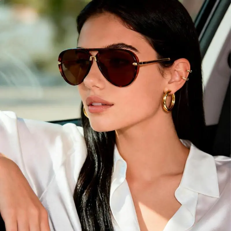 Pilot Sunglasses for Women, Designer Retro Black Frame with Gold Trim, Lightweight Fashion Eyewear with UV400 Sun Protection, Black Frame Shades