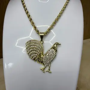 Cadena lazo de 24” aproximadamente con dije gallo de Oro laminado