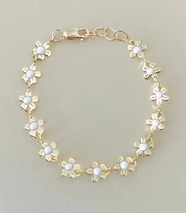 Gold Daisy Chain Bracelet 5mm Gold Flower Linked Chain with White Enamel Center Hypoallergenic Waterproof Stylish Durable for Daily Wear
