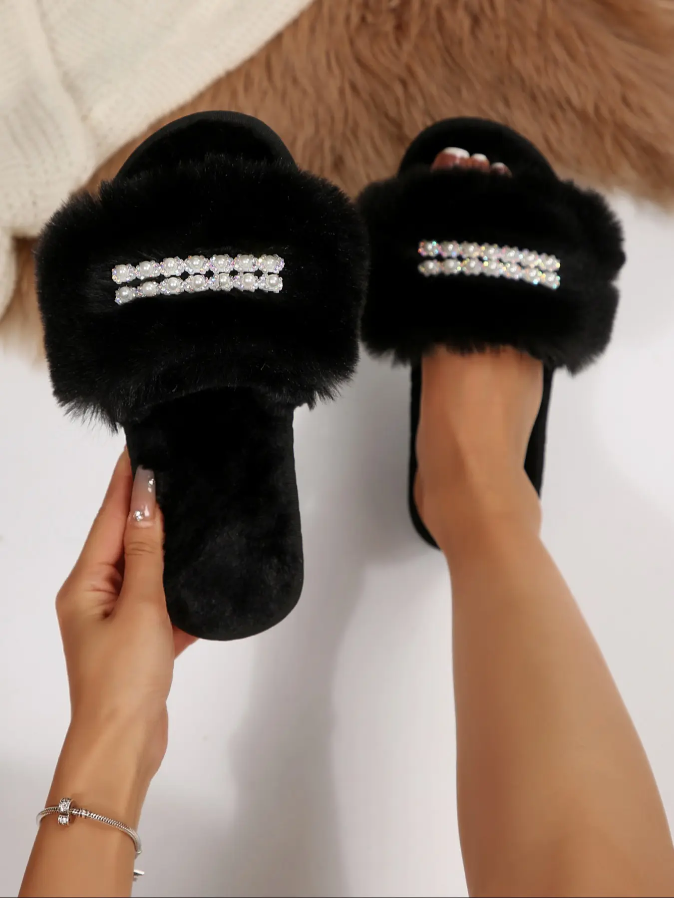 Women's New Fuzzy Home Slippers, Casual Home Slippers, Fashionable Design with Rhinestones and Artificial Pearls, Soft Plush, One-Piece Wear, Fall & Winter Comfort, Soft Fluffy Footwear, Warm House Slippers, Warm Indoor Footwear