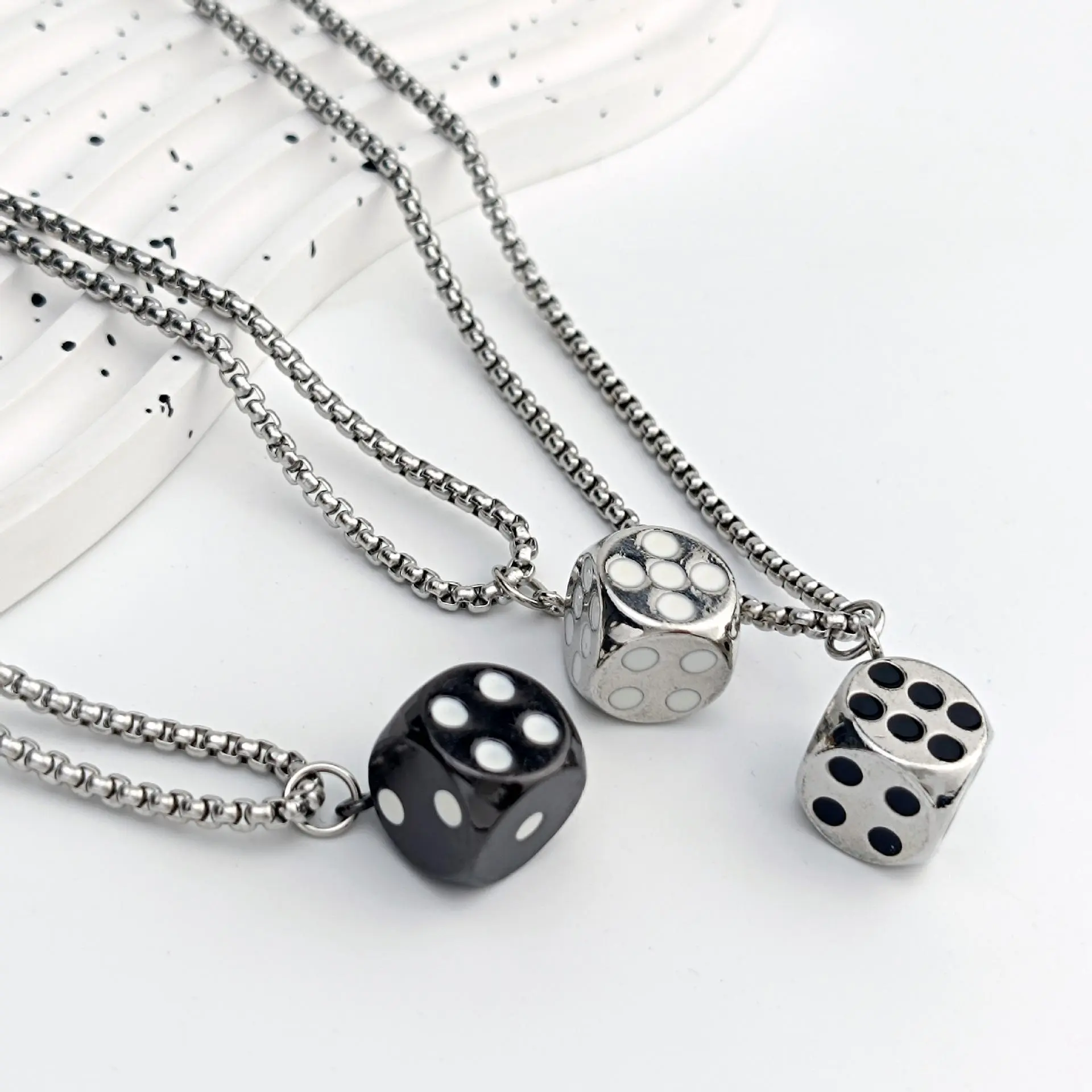 Simple daily niche dice pendant hip-hop punk retro fashion couple necklace for friends as a gift Simple daily niche dice pendant hip-hop punk retro fashion couple necklace for friends as a gift