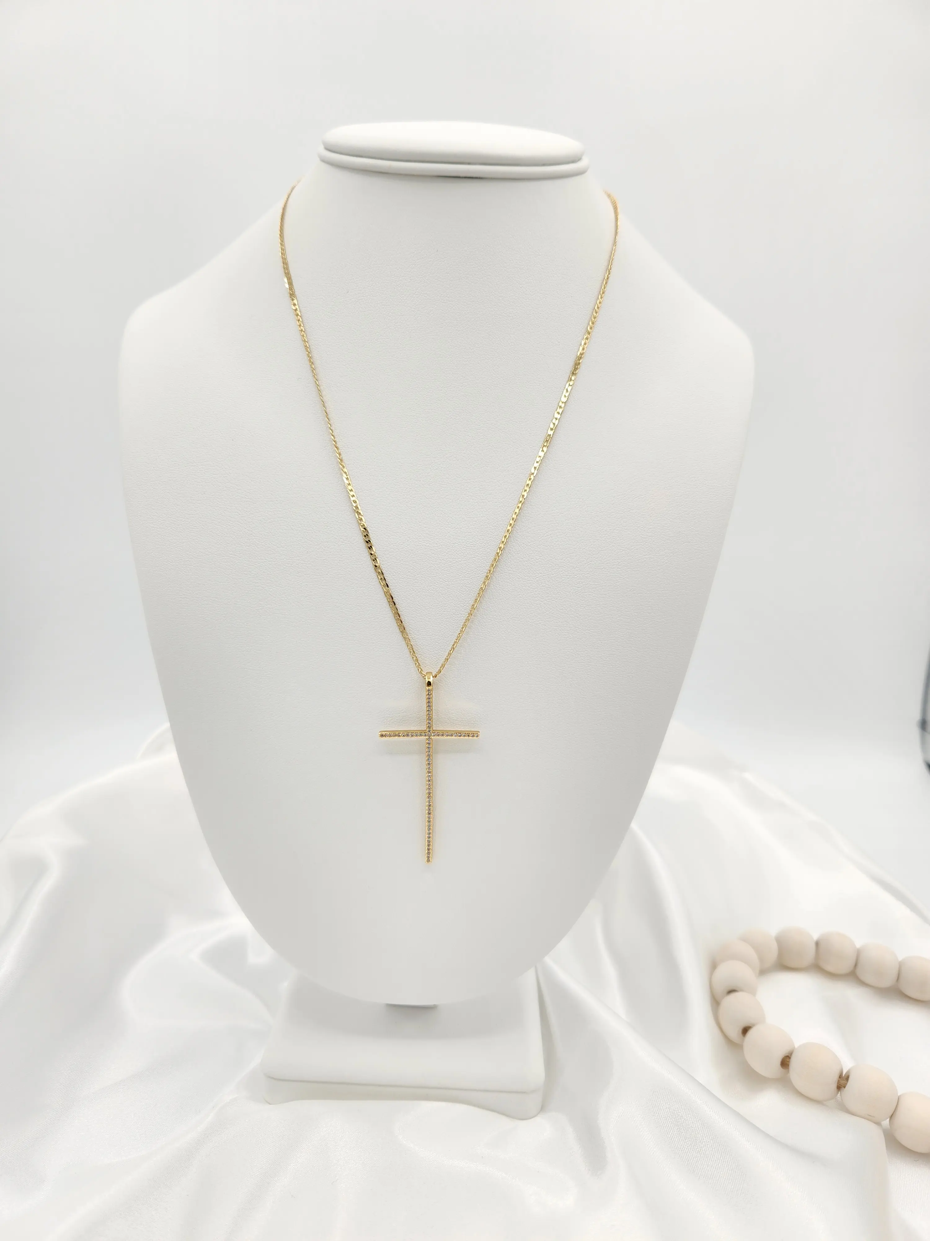 Minimalist chain with fine cross, elegant for women, 14K gold plated, high quality.