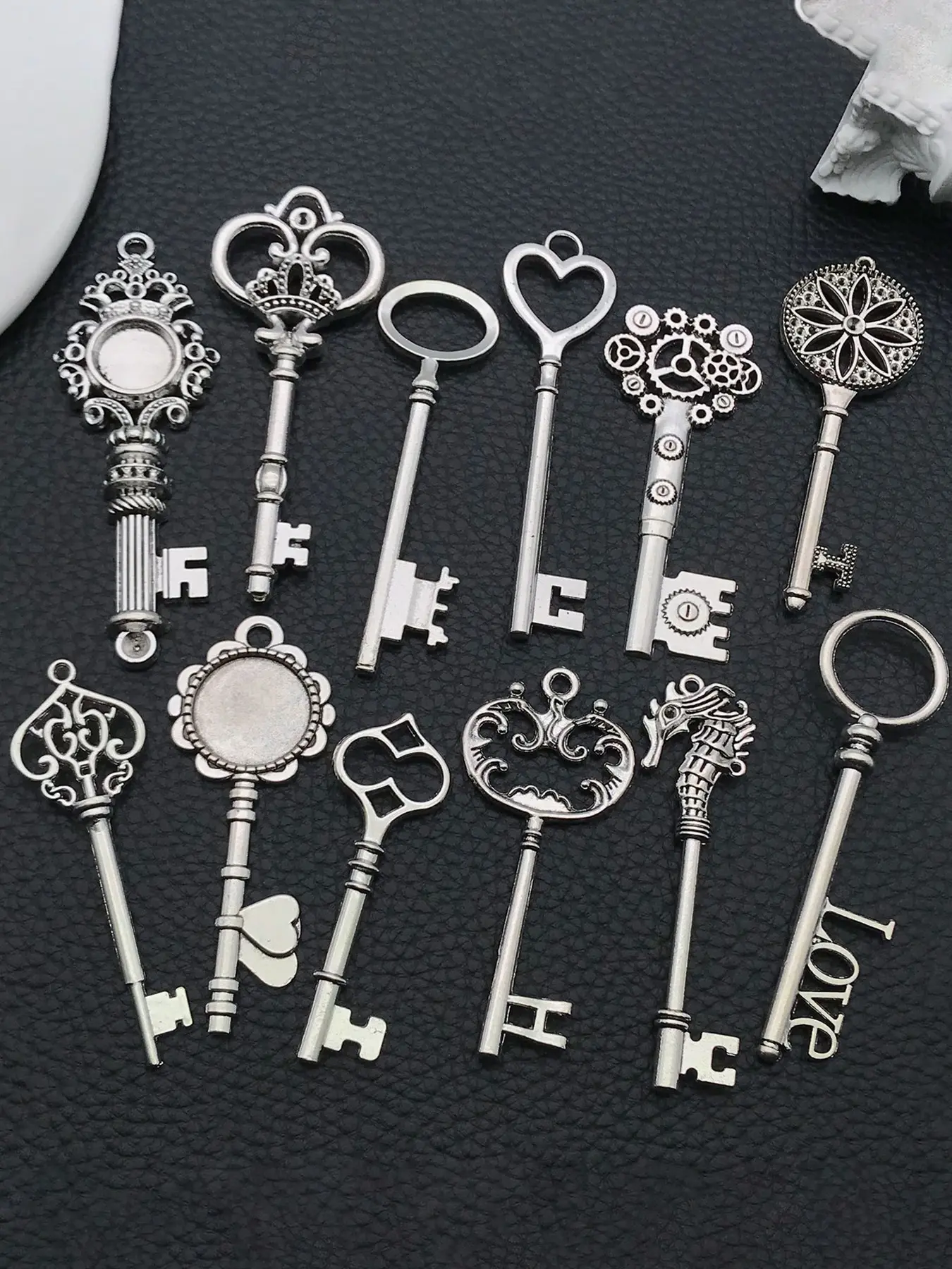 12pcs Antique Silvery Vintage Skeleton Keys Charms Pendants, DIY Jewelry Findings, Craft Supplies for Necklaces and Bracelets