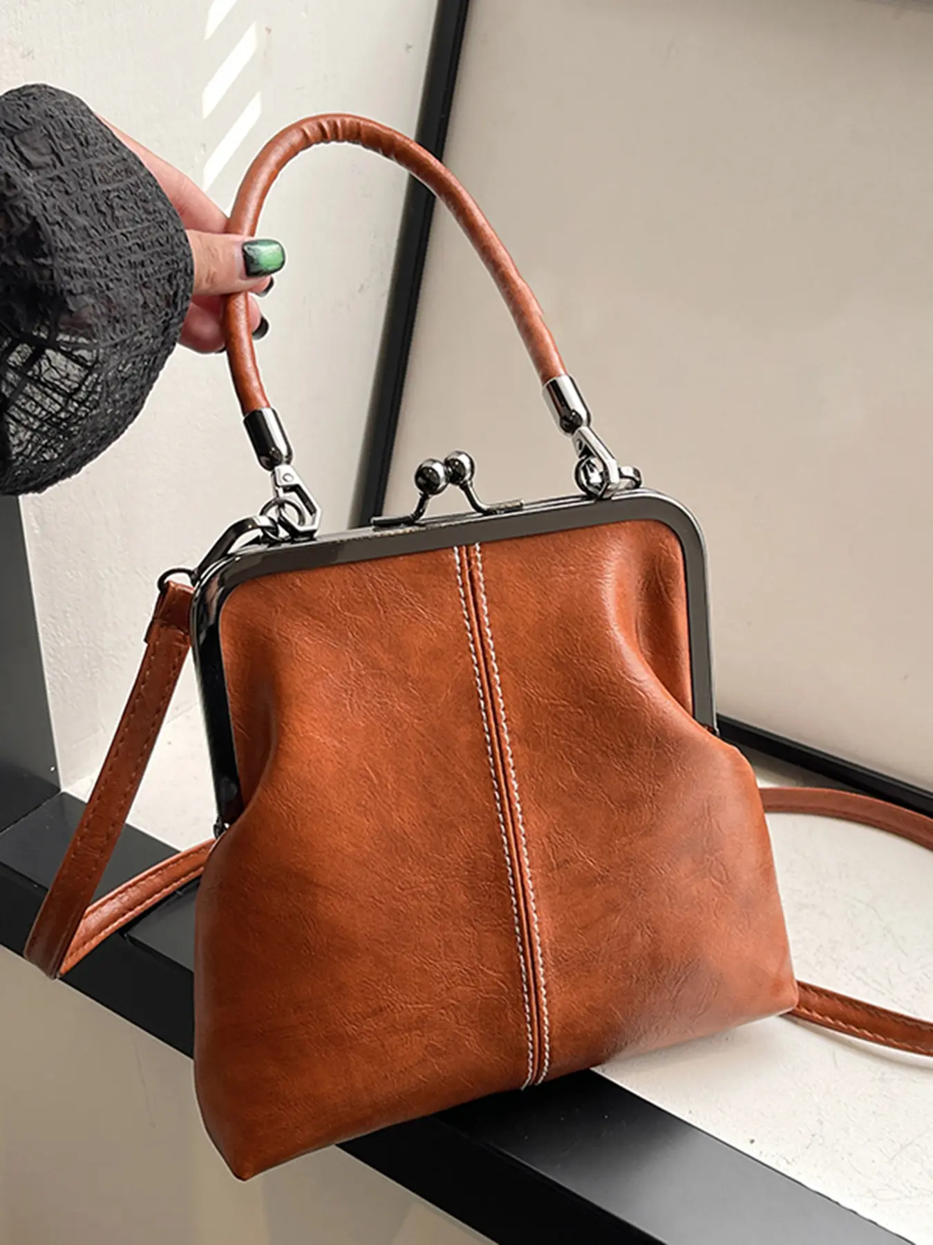 Simple stylish retro gold clip bag, nostalgic style mini handbag, adjustable shoulder strap, PU Leather Handbag, casual versatile classic handbag, suitable for daily commuting, Daily commute bag, Trendy Vintage Bag