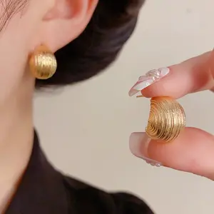 Unique and stylish minimalist metal texture C-shaped hoop earrings for women DDES0701, niche and distinctive design, vintage earrings, 14K gold-plated