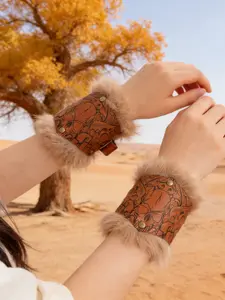 Medieval Viking Aesthetics PU Leather Faux Fur Wristband, Renaissance Knight Bracelet, Unisex Halloween Costume Accessory, Role Play Set, Two-Piece