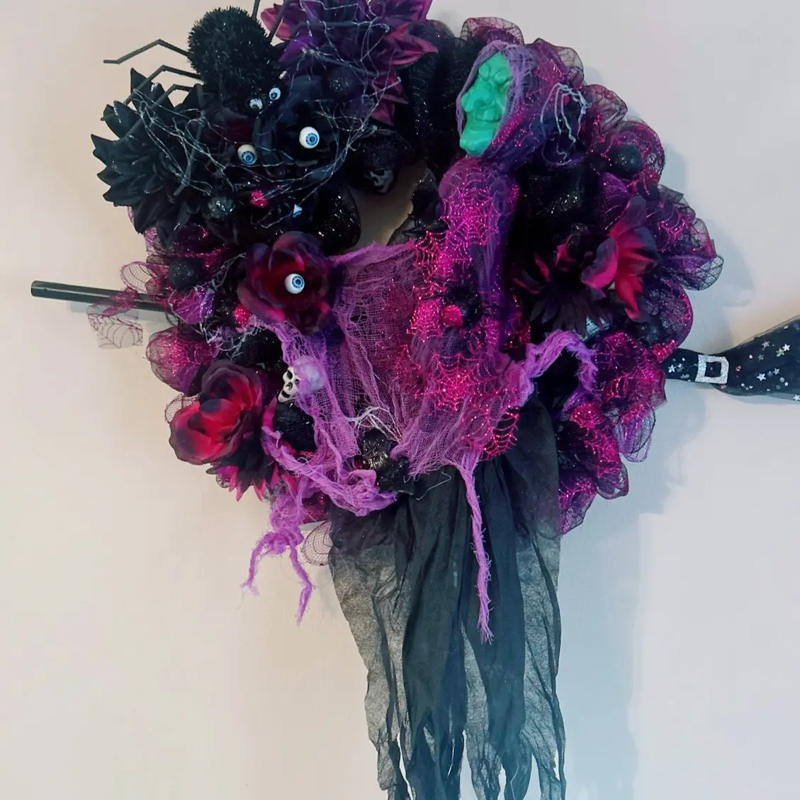 Handmade Halloween Witch Wreath for Festive Home Decor - Hanging Decoration Spooky Ornaments