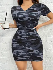 Plus Size V Neck Camouflage Print Bodycon Dress, Short Sleeve, Slim Fit Tight Plus Size Dress