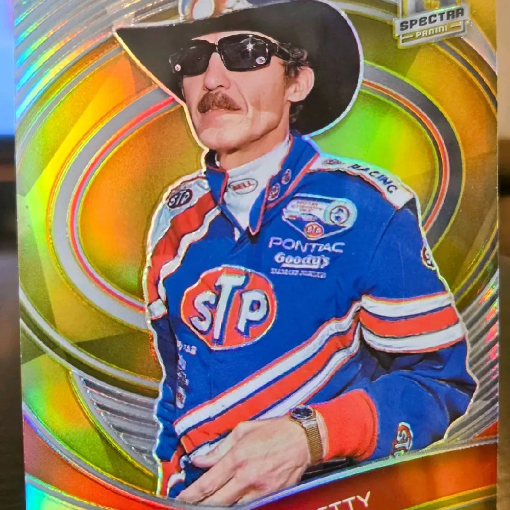 Richard Petty- 2022 Panini Chronicles Spectra Gold Prizm /10 Nascar