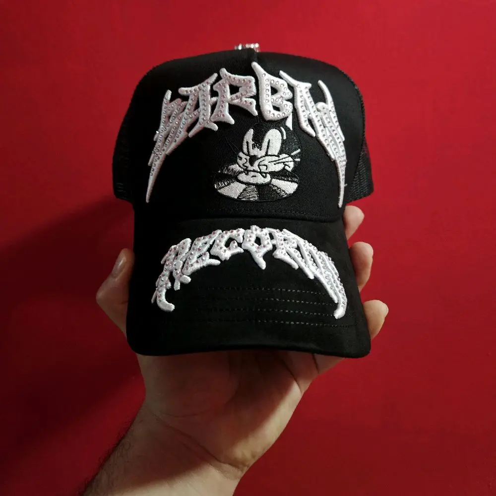 Gorra negra con blanco