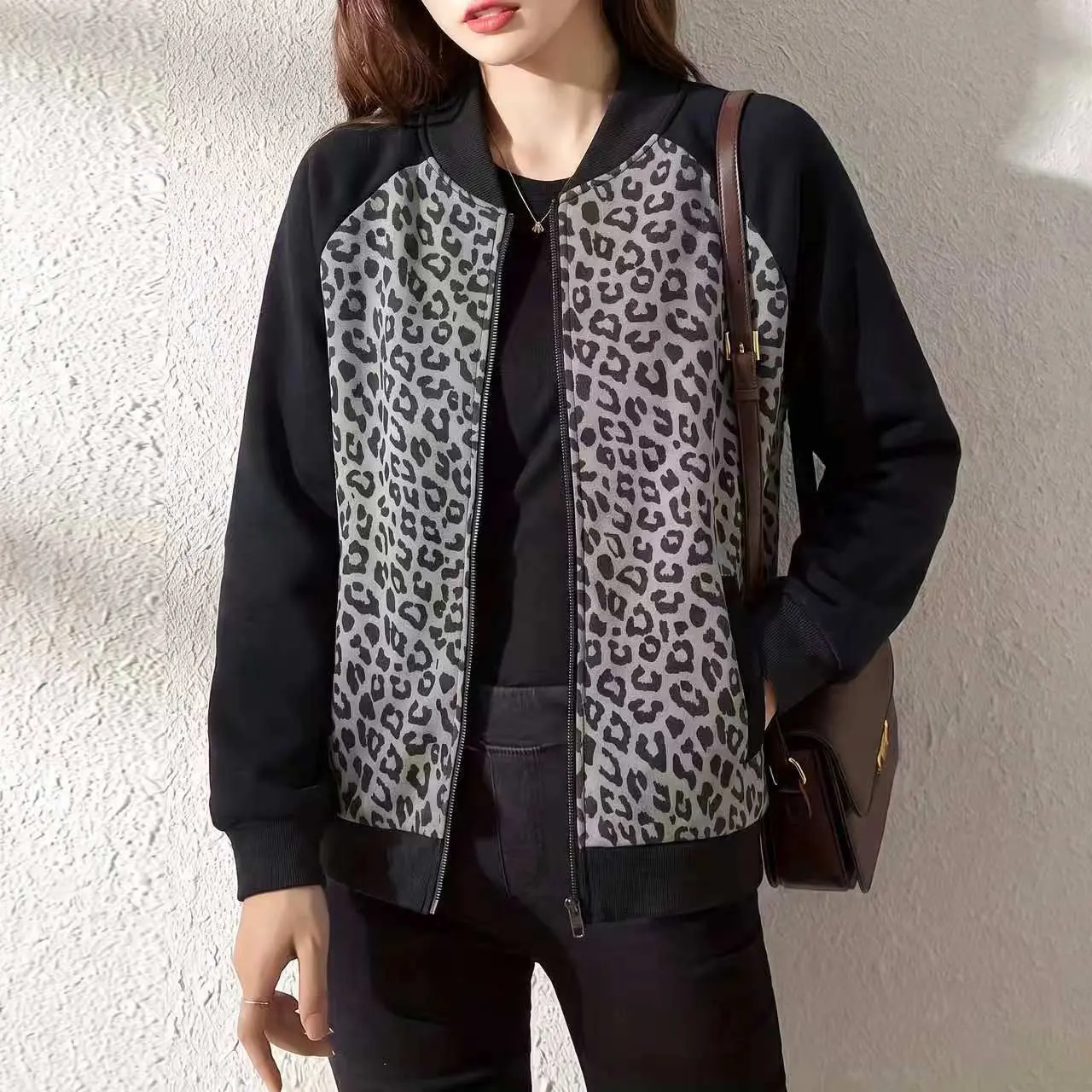 Women's autumn/winter leopard-print patchwork cotton baseball jacket with raglan long sleeves and a ribbed hem, loose fit that flatters the figure, zip-up outerwear