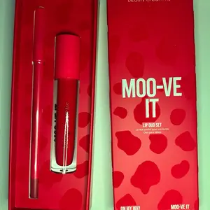 MOO-VE IT: No space for average babe! It’s time to step up and get going with Moo-ve It, a striking lip duo! Composed of a matching true red liquid matte lipstick and gel lip liner combo. This duo is a powerhouse of intense pigmentation, lightweight comfo