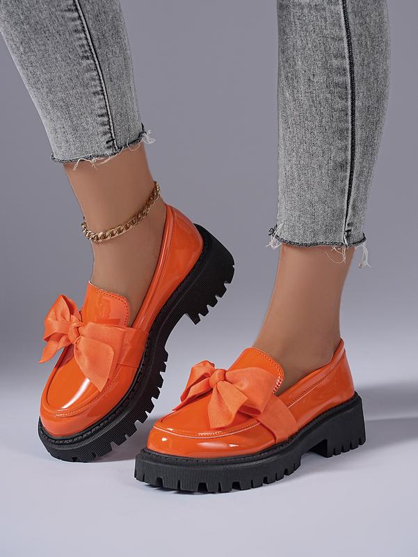 Lacquer leather with high gloss and exquisite bow tie, thick soled loafers