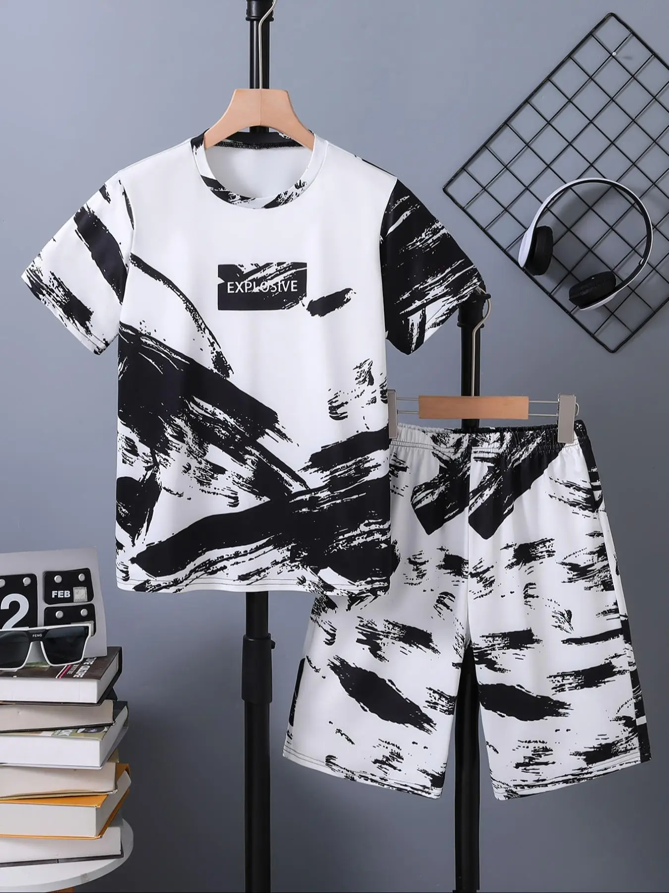 Two-Piece Set Random Print Short Sleeve T-shirt & Pants Set, Casual Round Neck Tee & Trousers, Summer Outfits Clothes for Kids