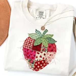 Comfort Colors Printed Strawberry T-Shirt, Patchwork Quilted Farmhouse Berry Graphic Tee, Trendy Oversized Casual Outfit, Stylish Rustic Gingham Floral Gift Top, Everyday Appreciation Shirt Perfect for Women’s Cottagecore Fashion
