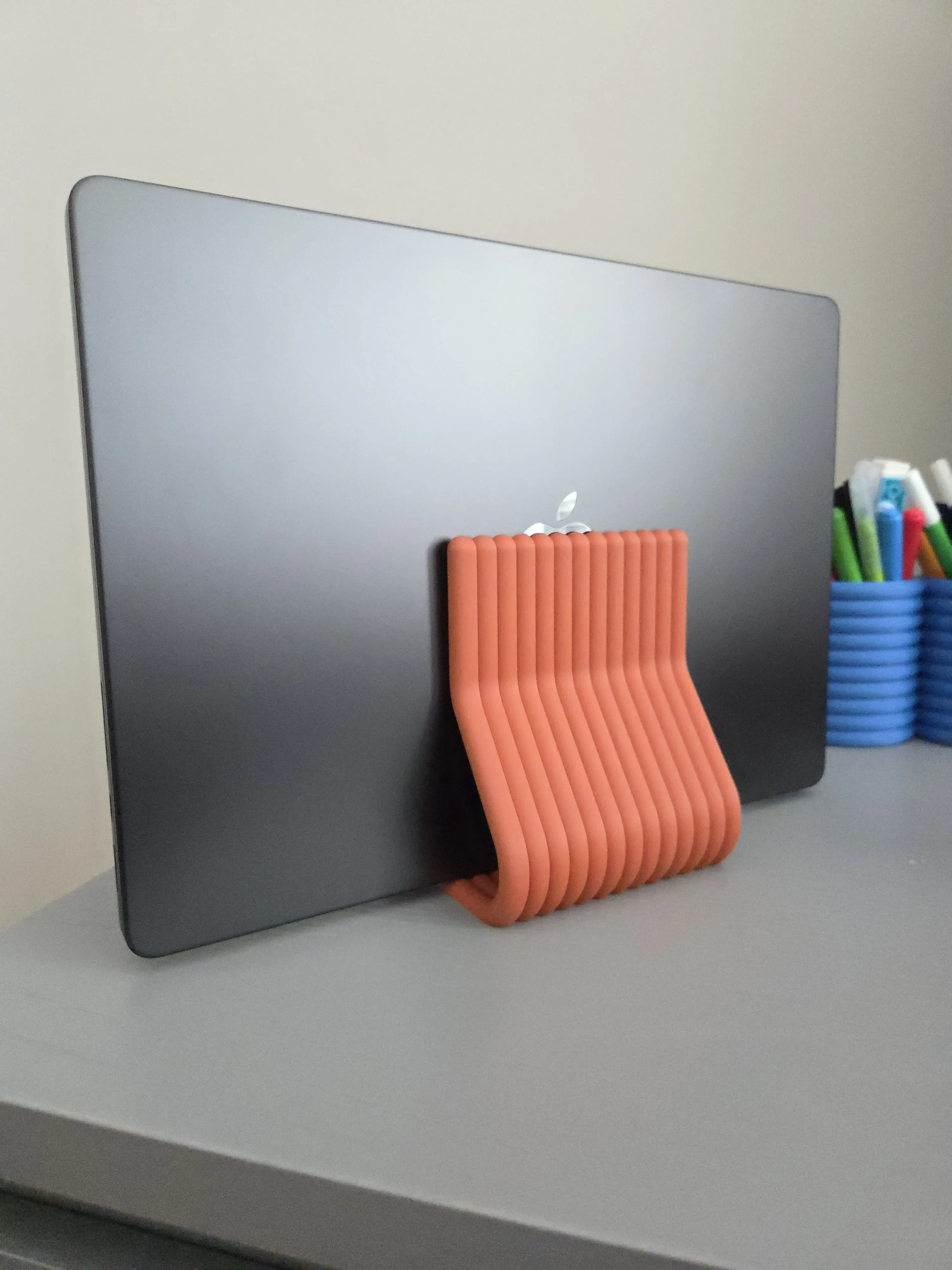 Vertical Laptop Stand Custom Color Holder in Multiple Sizes Modern Ribbed Style for iPads & MacBook Airs 13" & 15" and Pro 14" and 16" - Ribbed Design, Lightweight & Durable, Space Saving, Minimalist Office Decor