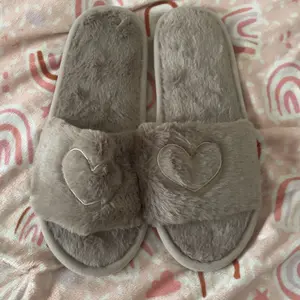 Women's Heart Embroidered Fuzzy Flat Slipper, Soft Plush Lining Bedroom Slippers, Wide Band Cute Warm Slippers for Fall Winter Khaki Footwear for Women Gift, Trending Shoes