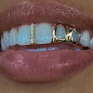 Men’s 2-Piece Gold Hollowed Heart Zircon-Inlay Stainless Steel Dental Grillz, Heart Shaped Brackets, Fashion Costume Jewelry Tooth Gems, Teeth Accessories, Ideal Gift