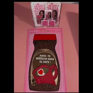 “ Mamá te necesito como el cafe “ Mothers Day Topper for Bouquet // Arrangement .