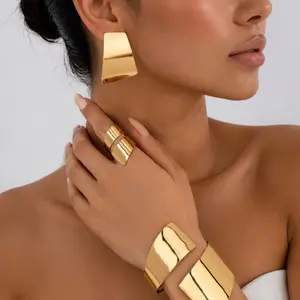 Women's 1-Set Fashionable Metal Exaggerated Geometric Jewelry Set - Earrings, Ring, Bracelet - Everyday Wear, Holiday Gift