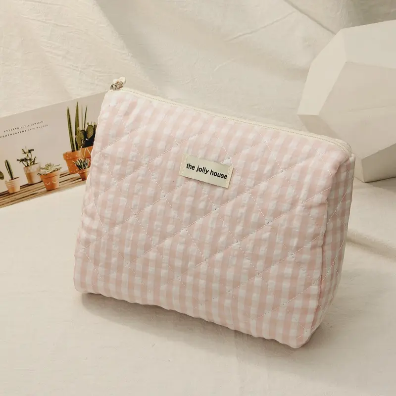1 Piece Plaid Pattern Letter Label Quilted Makeup Bag, Cute Portable Cosmetic Storage Bag, Quilted Washbag, Cosmetics Organizer, Makeup Organizer Pouch, Travel Cosmetic Bag, Travel Beauty Bag
