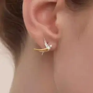 Artistic retro three-dimensional flying bird earrings, female personality, creative temperament, earrings, niche design sense, Chinese style flying swallow earrings