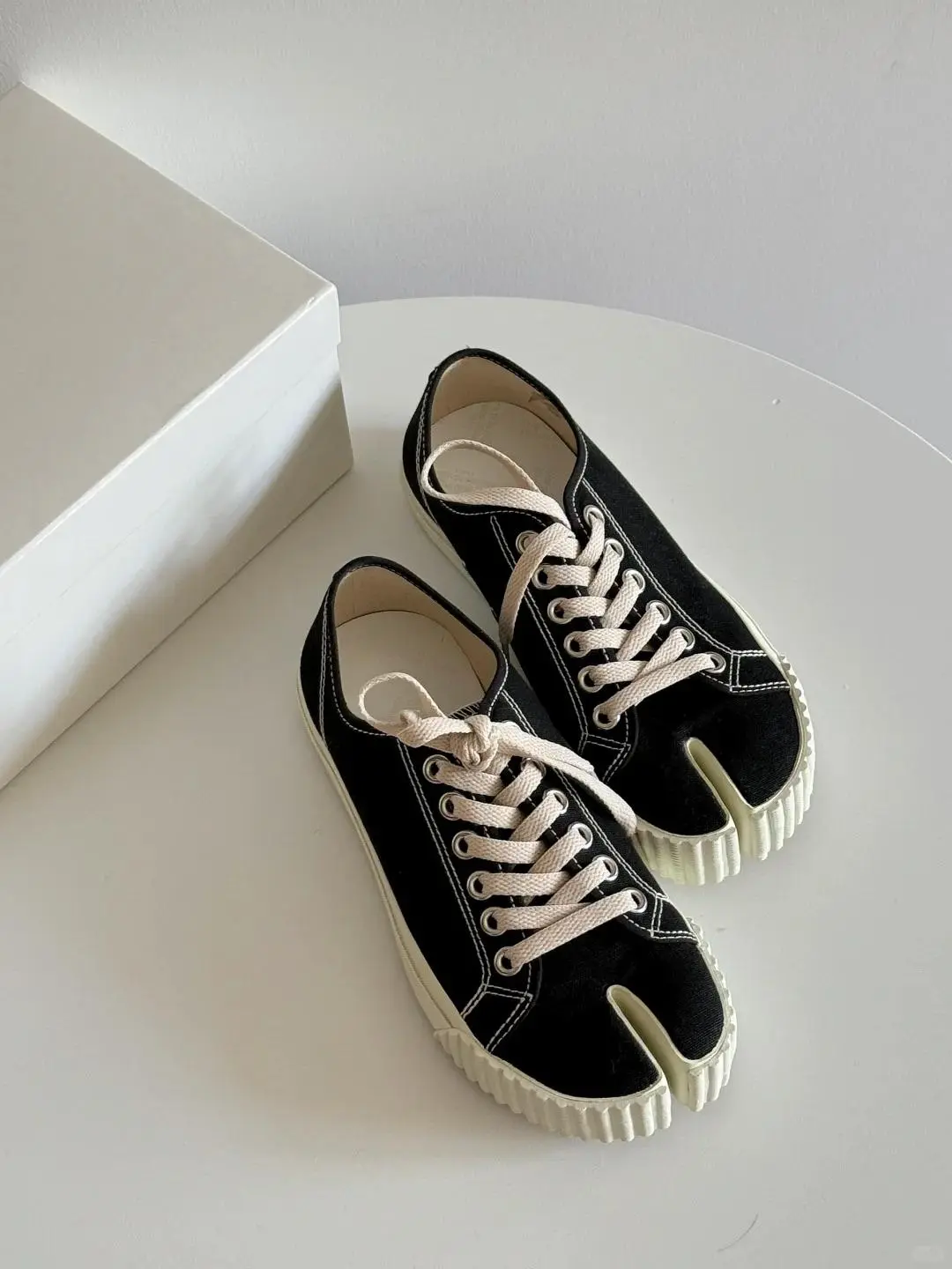 Women's Split-Toe Canvas Sneakers, Chic Low Top Ankle Fit with a Thick Serrated Sole for Everyday Casual Walking, All Seasons