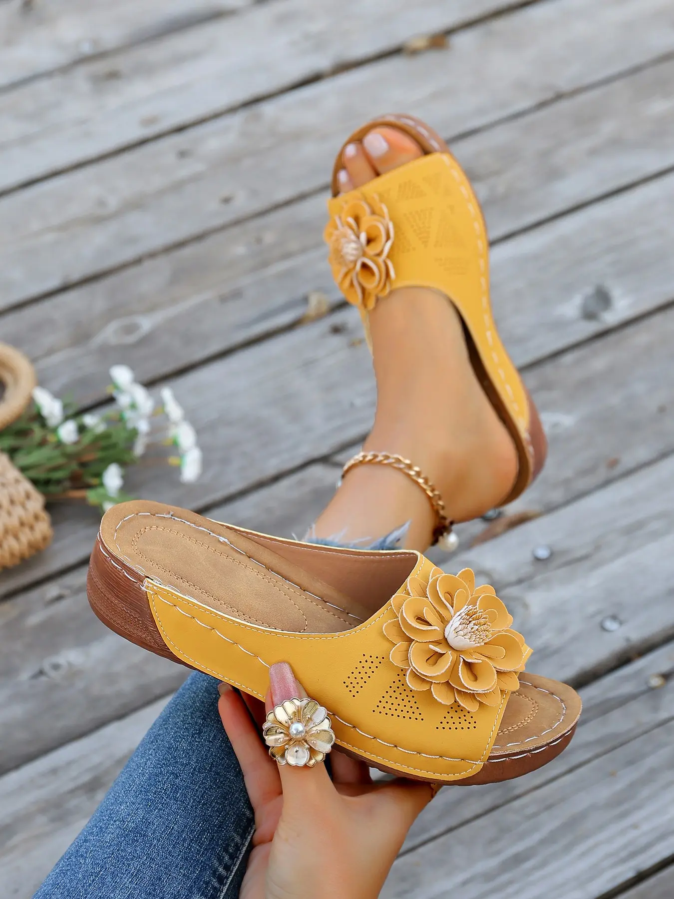 Women's comfortable soft casual wedge platform slip-on sandals, fashionable pu slides, with simple floral patterns, suitable for everyday casual and commuting wear, for summer beach vacation outfits, Flower Decorated Slides, Flower Outdoor Sandals