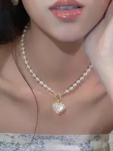 Elegant Pearl Necklace for Women, Unique Design, High-End Collar Chain, Fashionable Accessory, Imitation Pearl Beads, Heart Pendant, Versatile Jewelry