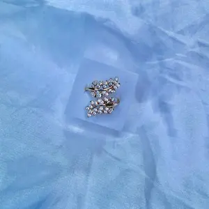 Anillo ajustable de hoja con sirconias blancas