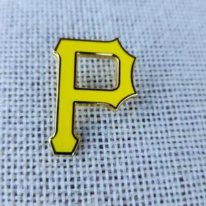 Letter P hat pin la letra p enamel pin.