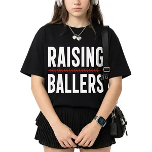 Raising Ballers Baseball Letter Print Black Shirt Men Women Unisex Harajuku Streetwear Oversized Casual Sweet Wear Outfit Sports T-Shirt Top Game Day Trendy Graphic Tee For Sports Fans Fashion Apparel
