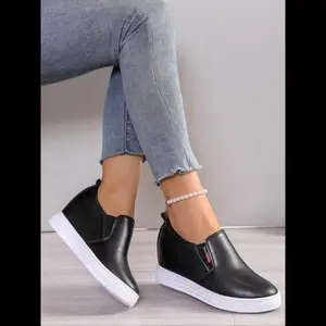 Women’s fashionable solid-color wedge sneakers—casual, comfortable, breathable, non-slip sports shoes with a round toe that pairs well with any outfit for daily wear; closed footwear suitable for running.