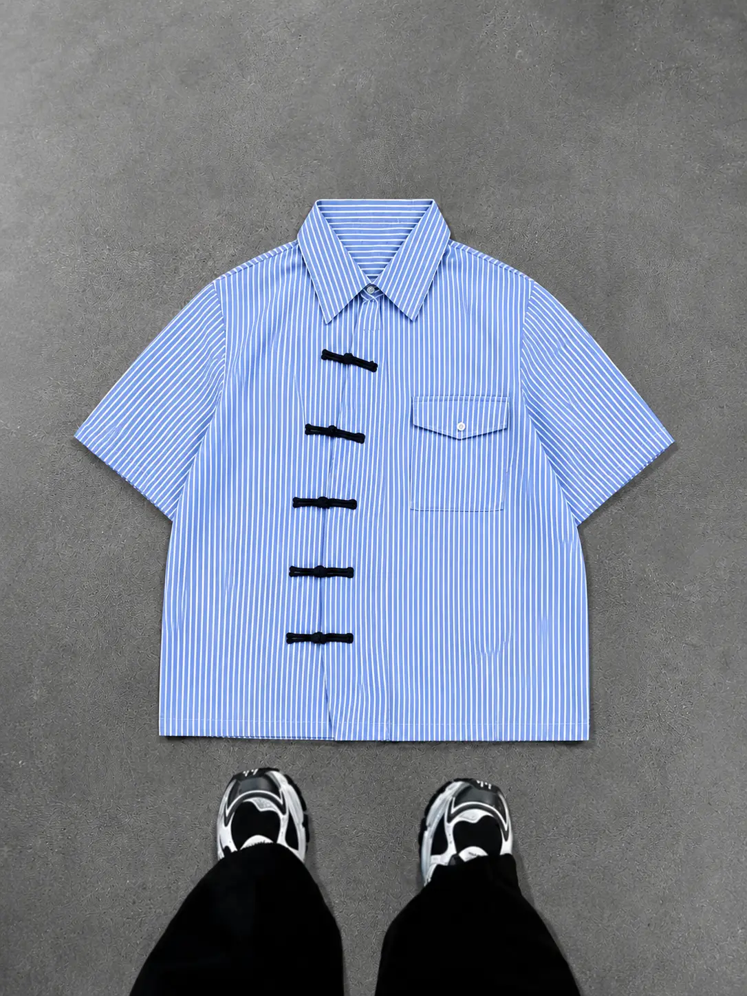 Men's Lightweight Breathable Curved Frog Button Striped Shirt, Short Sleeve Loose Fit Casual Summer Top, Pinstripe Chest Pocket Regular Length Hem, Streetwear Button Up Shirt for Vacation, Beach, Daily Outfit, TikTok Style, Y2K Korean Fashion, Cool Outfit