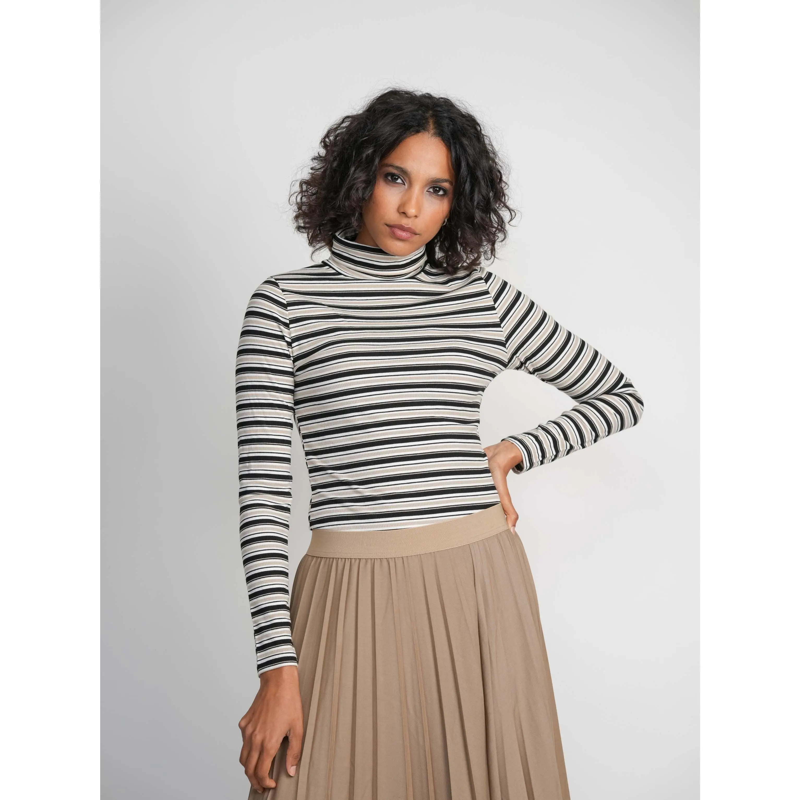 STRIPE RIBBED TURTLENECK-BLACK/CREAM