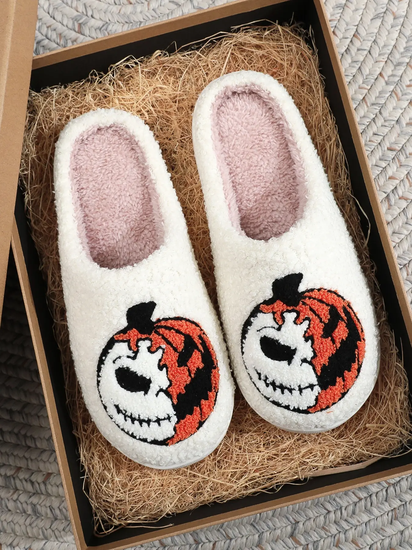 Halloween Pumpkin Embroidered Plush Slippers, Home Bathroom Slippers, Bedroom Slippers, Soft Comfortable Unisex House Shoes for Autumn Winter Warmth, Perfect Gift for Halloween Relaxation，fall autumn spookyseason Halloweenvibes Footwear
