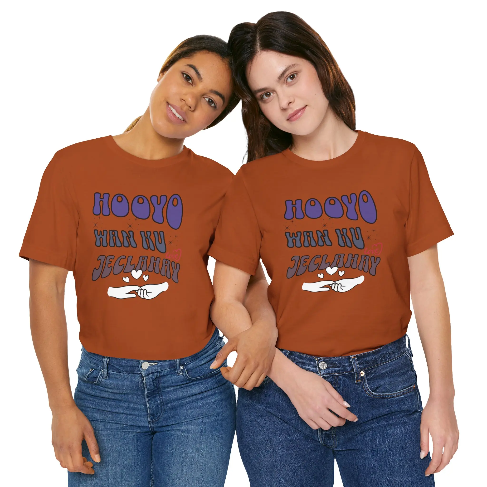 Hooyo Wan Ku Jeclahay T-Shirt | Somali phrase, retro script, heart illustration