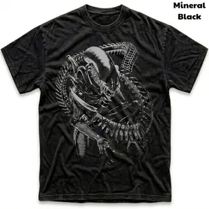 Men's and Women's T-Shirt, Vintage Xenomorph Alien Graphic Tee, Horror Movie Tee, Gift T-Shirt, Gothic Grunge Y2K Emo Scene Amity Affliction Style Clothes Menswear Womenswear Streetwear