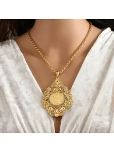 An Algerian-style gold-plated pendant necklace with Arabic-style fashion long chain, bride's ornament