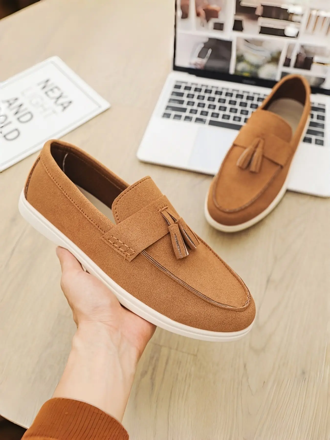 Men's Retro Tassel Slip-on Loafers Flat Light Business Casual Style Velvet Soft Surface Lightweight Anti-slip Outsole Classic Tassel Decoration For Daily Commute Office Casual Driving Versatile Wear