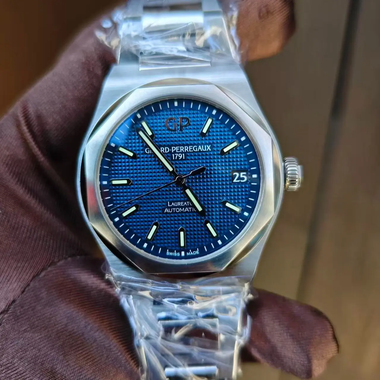 Unworn Girard-Perregaux Laureato 81010-11-431-11A 42mm Blue Clous de Paris Dial GP01800 Full Set Dated Jan 2026