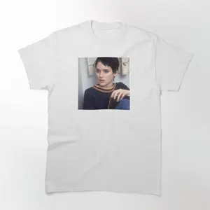 Winona Ryder T-Shirt Stylish and Modern Design Featuring Winona Ryder Perfect for Fans of the Actress and Casual Outfits Trendy and Elegant T-Shirt
