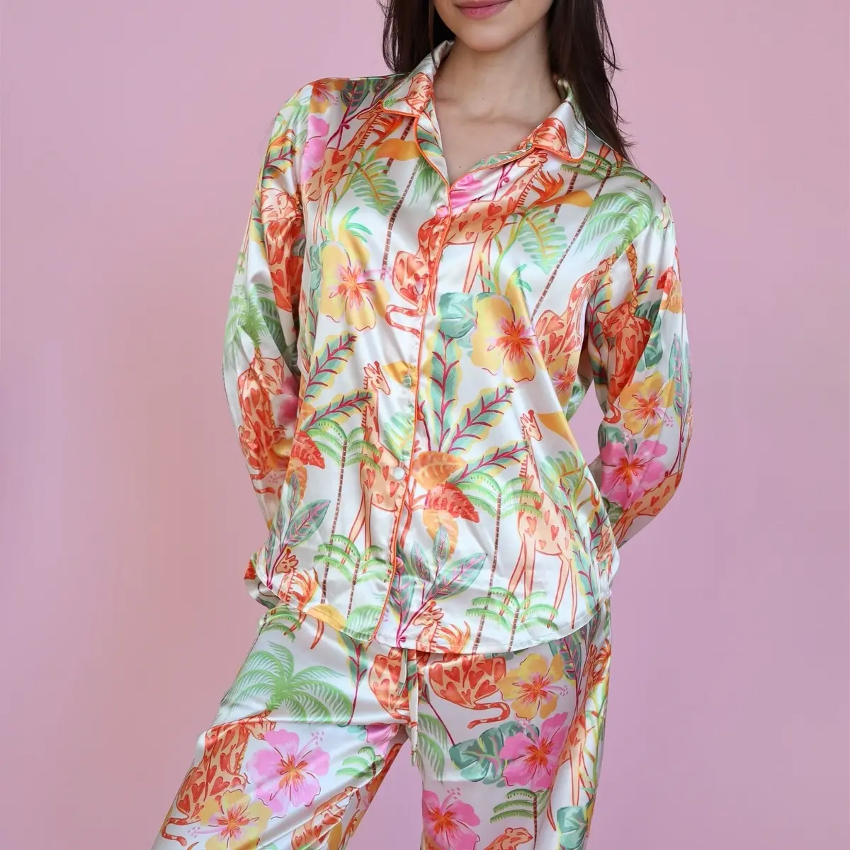 Coral Light up your nights with the freshness of our pajamas, in a vibrant touch of orange and a tropical print of giraffes and palm trees. Ideal for those seeking comfort with a touch of adventure