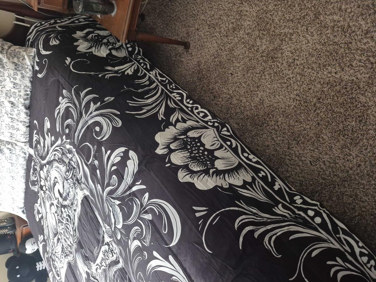 Item: Black and white, Queen