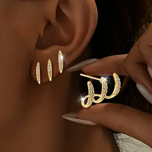 A Pair of Women'S Stylish Earrings Adorned with Sparkling Rhinestones, Perfect for Parties And Gatherings, Featuring a Minimalist Design